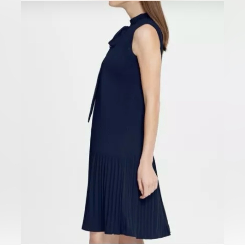 DKNY Dress Size 8 Navy Blue Sleeveless Pleated Tie Neck Shift Dress PERFECT 💙 - Picture 3 of 10